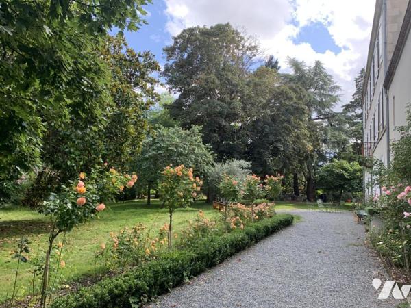 CENTRE-VILLE : belle propriété d'environ 400m² avec son parc arboré.