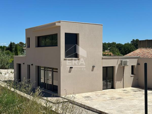 A VENDRE 83470 SAINT MAXIMIN  LOCAL COMMERCIAL DE 120 M² 7 BUREAUX SUR 2500M² DE TERRAIN  PARKING