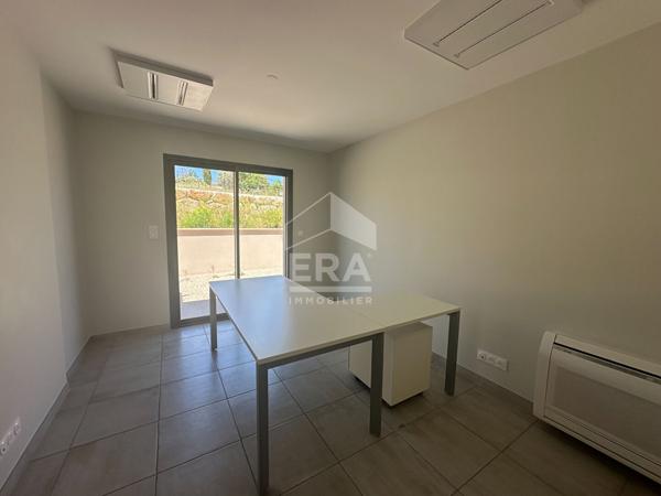 A VENDRE 83470 SAINT MAXIMIN  LOCAL COMMERCIAL DE 120 M² 7 BUREAUX SUR 2500M² DE TERRAIN  PARKING