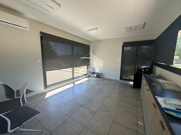 A VENDRE 83470 SAINT MAXIMIN  LOCAL COMMERCIAL DE 120 M² 7 BUREAUX SUR 2500M² DE TERRAIN  PARKING