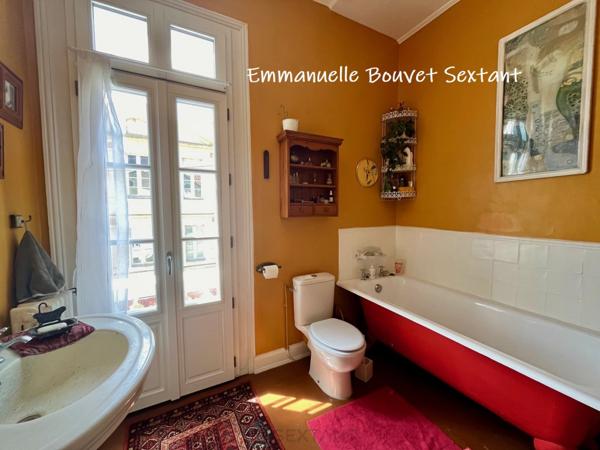 Grande maison bourgeoise fin 19ème, centre-ville, tous commerces à pied, jardin, garage, terrasses