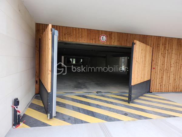 Au sein de la résidence RIVA, située rue de l'avenir à Bruges, place de parking sécurisée A Vendre. 
Petit parking de 19 places en Rdc.
Il y a deux places à vendre (n° 14 et 15)
Chaque place est vendue 15 000€.