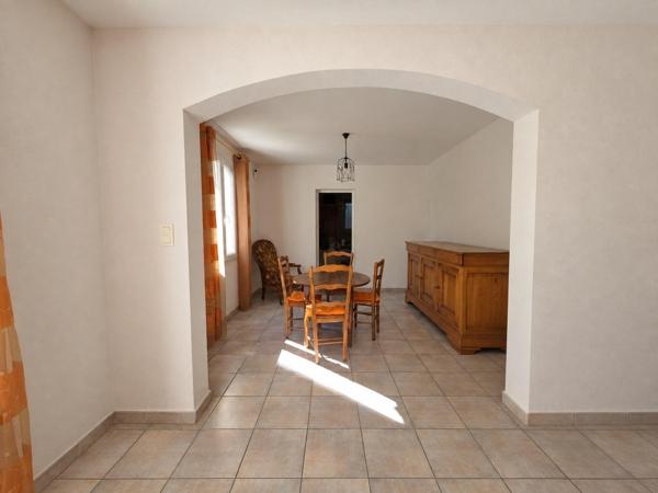 Maison familiale avec piscine dans le quartier recherché de Géry