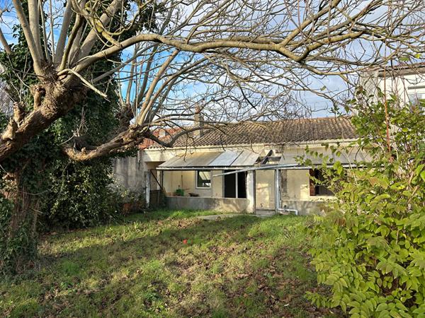 RARE SUR LE SECTEUR ? MAISON DE FAUBOURG À RÉNOVER ? ROCHEFORT
