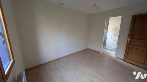 Pr Commodités sur 932m² Villa ossature bois 121m² hab; vie plain pied possible;