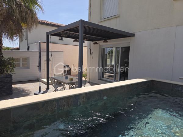 À Saint-Jean-de-Védas, aux portes de Montpellier, dans un environnement résidentiel calme et recherché, à proximité immédiate de toutes les commodités (transports en commun, tramway, bus, commerces, centres commerciaux et écoles), venez découvrir ce charmant T3 de 44 m² environ, bénéficiant d'un jardin , d'une piscine privative et d'un accès véhicule sur une parcelle d'environ 100 m².

Dès l'entrée, vous serez séduit par une agréable pièce de vie avec cuisine ouverte entièrement équipée, offrant un accès direct à une terrasse exposée Sud-Est, agrémentée d'une pergola, idéale pour profiter des beaux jours.

L'espace nuit se compose de deux belles chambres , d'une salle d'eau moderne équipée d'une douche à l'italienne, ainsi que d'un WC indépendant.

Entièrement rénové avec des matériaux de qualité, ce bien réunit tous les avantages d'une maison : un extérieur privatif, une piscine et une dépendance pouvant faire office d'atelier, de bureau ou encore de chambre d'appoint.

Les prestations comprennent également des menuiseries en double vitrage, des volets roulants électriques et un système de climatisation.

Syndic bénévole – Charges de copropriété très faibles : 150 € par an (assurance).

Un bien rare sur le secteur, prêt à accueillir ses nouveaux propriétaires.

À visiter sans tarder !