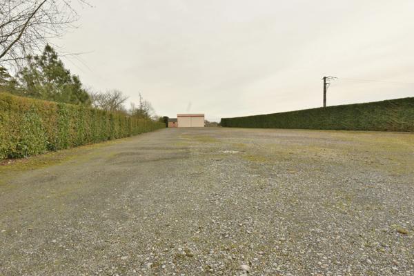 Terrain de 6 000 m² avec bâtiment de 250 m² – À 15 km de Laval