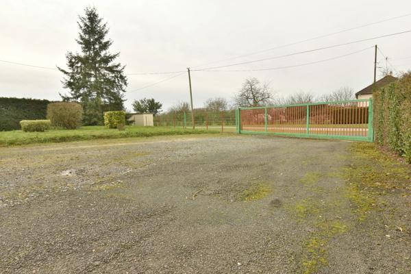 Terrain de 6 000 m² avec bâtiment de 250 m² – À 15 km de Laval