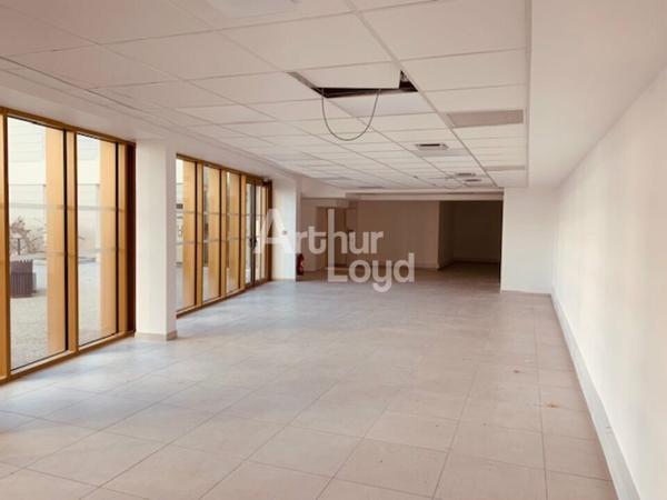 LOCAL COMMERCIAL NEUF- ANNECY