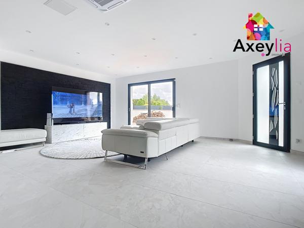 Villerest (42300) A VENDRE - VILLEREST - MAISON DE PLAIN-PIED DE 2023 AVEC TROIS CHAMBRES, GARAGE ET TERRAIN - BELLES PRESTATION