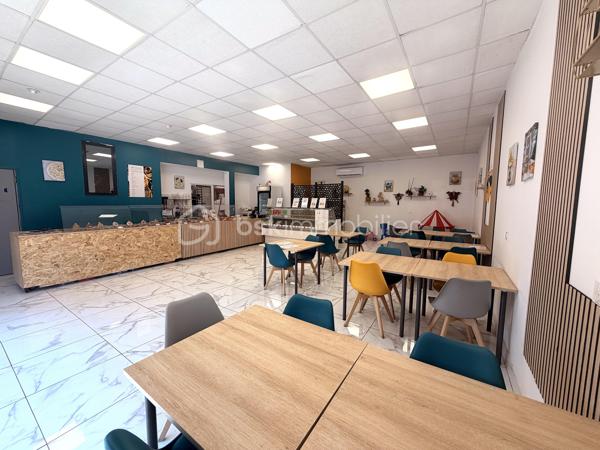 À vendre – Fonds de commerce de pâtisserie – Opportunité rare sur le secteur

Venez découvrir ce magnifique fonds de commerce spécialisé en pâtisserie, créé en 2023 et bénéficiant déjà d’une excellente réputation locale.

L’établissement est implanté dans un local de plus de 210 m², comprenant : un espace de vente avec salle d’accueil, un laboratoire de fabrication entièrement équipé, plusieurs espaces de stockage et un espace extérieur pouvant être exploité selon vos besoins. Le laboratoire est équipé de matériel professionnel récent et de grande qualité, notamment : chambre froide installée en 2023, four RATIONAL, vitrine réfrigérée de présentation quasi neuve, et l’ensemble des équipements nécessaires à une exploitation immédiate.
L’accès est particulièrement pratique grâce à plusieurs parkings situés à proximité immédiate, dont un juste en face de la boutique.

L’établissement est conforme aux normes en vigueur, notamment les normes électriques et d’accessibilité PMR.
Le loyer est particulièrement attractif (bail commercial) : 1 100 € TTC par mois, charges comprises, avec la taxe foncière à la charge du bailleur, un véritable atout compte tenu de la superficie et de l’emplacement.

La pâtisserie bénéficie d’une clientèle fidèle et régulière ainsi que d’un fort potentiel de développement. Il s’agit d’une véritable affaire clé en main : le site internet ainsi que la base de données clients seront également cédés avec le fonds.
Grâce à sa configuration et à sa surface, le local peut également convenir à de nombreuses autres activités professionnelles telles qu’une boulangerie, une épicerie fine, un cabinet de kinésithérapie, ou toute autre activité compatible.
L’activité est en constante progression depuis sa création, avec un chiffre d’affaires 2025 de 283 450 €, témoignant de son développement et de sa belle notoriété locale.

Une visite s’impose pour découvrir tout le potentiel de cette belle opportunité !
---