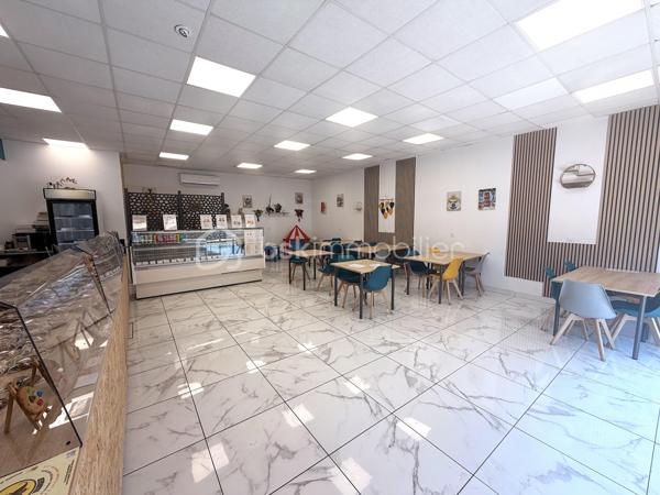 À vendre – Fonds de commerce de pâtisserie – Opportunité rare sur le secteur

Venez découvrir ce magnifique fonds de commerce spécialisé en pâtisserie, créé en 2023 et bénéficiant déjà d’une excellente réputation locale.

L’établissement est implanté dans un local de plus de 210 m², comprenant : un espace de vente avec salle d’accueil, un laboratoire de fabrication entièrement équipé, plusieurs espaces de stockage et un espace extérieur pouvant être exploité selon vos besoins. Le laboratoire est équipé de matériel professionnel récent et de grande qualité, notamment : chambre froide installée en 2023, four RATIONAL, vitrine réfrigérée de présentation quasi neuve, et l’ensemble des équipements nécessaires à une exploitation immédiate.
L’accès est particulièrement pratique grâce à plusieurs parkings situés à proximité immédiate, dont un juste en face de la boutique.

L’établissement est conforme aux normes en vigueur, notamment les normes électriques et d’accessibilité PMR.
Le loyer est particulièrement attractif (bail commercial) : 1 100 € TTC par mois, charges comprises, avec la taxe foncière à la charge du bailleur, un véritable atout compte tenu de la superficie et de l’emplacement.

La pâtisserie bénéficie d’une clientèle fidèle et régulière ainsi que d’un fort potentiel de développement. Il s’agit d’une véritable affaire clé en main : le site internet ainsi que la base de données clients seront également cédés avec le fonds.
Grâce à sa configuration et à sa surface, le local peut également convenir à de nombreuses autres activités professionnelles telles qu’une boulangerie, une épicerie fine, un cabinet de kinésithérapie, ou toute autre activité compatible.
L’activité est en constante progression depuis sa création, avec un chiffre d’affaires 2025 de 283 450 €, témoignant de son développement et de sa belle notoriété locale.

Une visite s’impose pour découvrir tout le potentiel de cette belle opportunité !
---