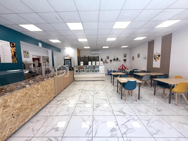 À vendre – Fonds de commerce de pâtisserie – Opportunité rare sur le secteur

Venez découvrir ce magnifique fonds de commerce spécialisé en pâtisserie, créé en 2023 et bénéficiant déjà d’une excellente réputation locale.

L’établissement est implanté dans un local de plus de 210 m², comprenant : un espace de vente avec salle d’accueil, un laboratoire de fabrication entièrement équipé, plusieurs espaces de stockage et un espace extérieur pouvant être exploité selon vos besoins. Le laboratoire est équipé de matériel professionnel récent et de grande qualité, notamment : chambre froide installée en 2023, four RATIONAL, vitrine réfrigérée de présentation quasi neuve, et l’ensemble des équipements nécessaires à une exploitation immédiate.
L’accès est particulièrement pratique grâce à plusieurs parkings situés à proximité immédiate, dont un juste en face de la boutique.

L’établissement est conforme aux normes en vigueur, notamment les normes électriques et d’accessibilité PMR.
Le loyer est particulièrement attractif (bail commercial) : 1 100 € TTC par mois, charges comprises, avec la taxe foncière à la charge du bailleur, un véritable atout compte tenu de la superficie et de l’emplacement.

La pâtisserie bénéficie d’une clientèle fidèle et régulière ainsi que d’un fort potentiel de développement. Il s’agit d’une véritable affaire clé en main : le site internet ainsi que la base de données clients seront également cédés avec le fonds.
Grâce à sa configuration et à sa surface, le local peut également convenir à de nombreuses autres activités professionnelles telles qu’une boulangerie, une épicerie fine, un cabinet de kinésithérapie, ou toute autre activité compatible.
L’activité est en constante progression depuis sa création, avec un chiffre d’affaires 2025 de 283 450 €, témoignant de son développement et de sa belle notoriété locale.

Une visite s’impose pour découvrir tout le potentiel de cette belle opportunité !
---