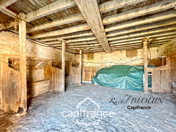 Grande étable en pierre de belle hauteur à rénover 226 m2 au sol sur terrain de 6 760 m2 à MARTIGNE FERCHAUD (35)