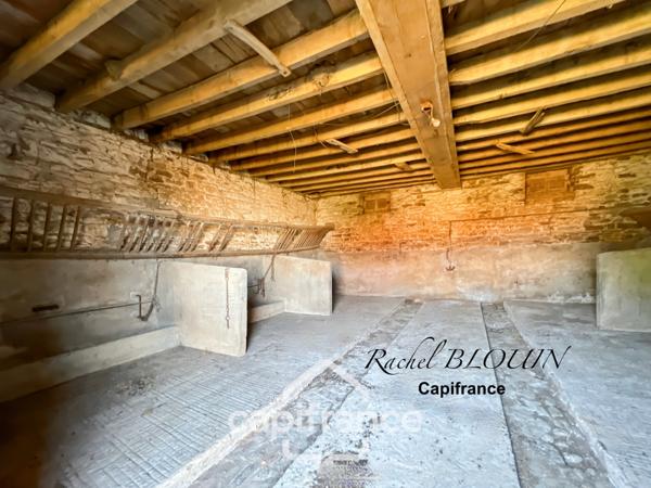 Grande étable en pierre de belle hauteur à rénover 226 m2 au sol sur terrain de 6 760 m2 à MARTIGNE FERCHAUD (35)