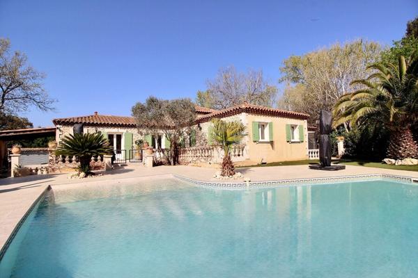 Marignane - Magnifique villa de 5 pièces de 185 m² environ dont une dépendance avec garage, atelier et piscine sur une parcelle de 1667 m²