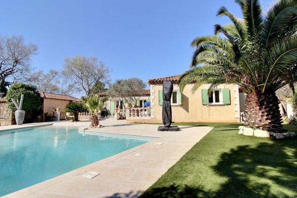 Marignane - Magnifique villa de 5 pièces de 185 m² environ dont une dépendance avec garage, atelier et piscine sur une parcelle de 1667 m²