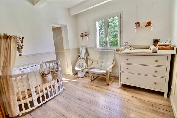 Marignane - Magnifique villa de 5 pièces de 185 m² environ dont une dépendance avec garage, atelier et piscine sur une parcelle de 1667 m²