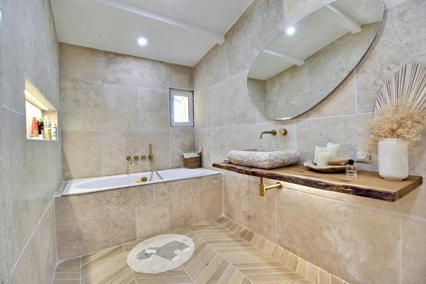 Marignane - Magnifique villa de 5 pièces de 185 m² environ dont une dépendance avec garage, atelier et piscine sur une parcelle de 1667 m²