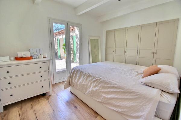 Marignane - Magnifique villa de 5 pièces de 185 m² environ dont une dépendance avec garage, atelier et piscine sur une parcelle de 1667 m²