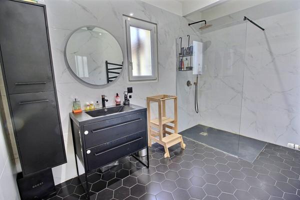 Marignane - Magnifique villa de 5 pièces de 185 m² environ dont une dépendance avec garage, atelier et piscine sur une parcelle de 1667 m²