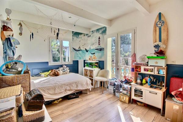 Marignane - Magnifique villa de 5 pièces de 185 m² environ dont une dépendance avec garage, atelier et piscine sur une parcelle de 1667 m²