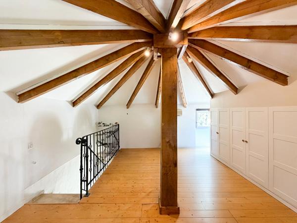 Marignane - Magnifique villa de 5 pièces de 185 m² environ dont une dépendance avec garage, atelier et piscine sur une parcelle de 1667 m²