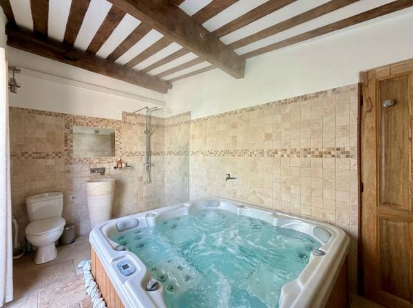 Marignane - Magnifique villa de 5 pièces de 185 m² environ dont une dépendance avec garage, atelier et piscine sur une parcelle de 1667 m²