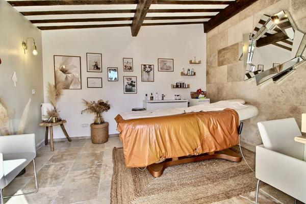 Marignane - Magnifique villa de 5 pièces de 185 m² environ dont une dépendance avec garage, atelier et piscine sur une parcelle de 1667 m²