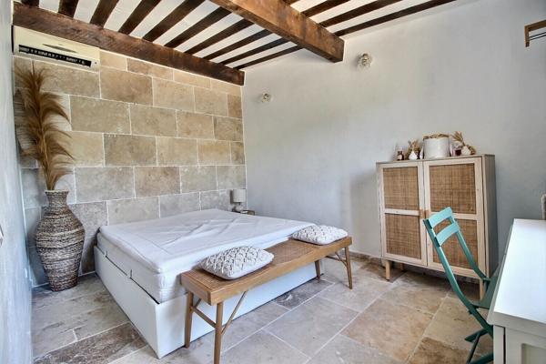 Marignane - Magnifique villa de 5 pièces de 185 m² environ dont une dépendance avec garage, atelier et piscine sur une parcelle de 1667 m²