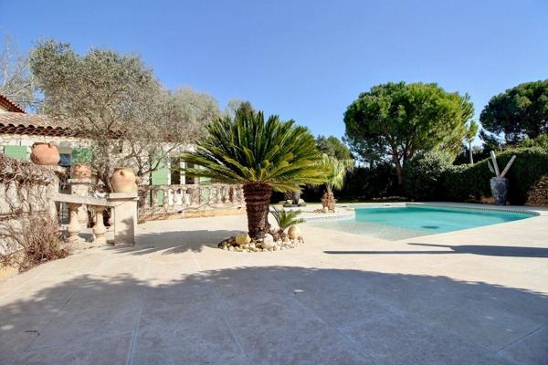 Marignane - Magnifique villa de 5 pièces de 185 m² environ dont une dépendance avec garage, atelier et piscine sur une parcelle de 1667 m²