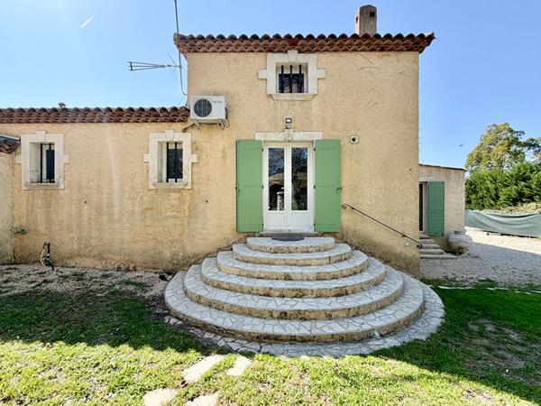 Marignane - Magnifique villa de 5 pièces de 185 m² environ dont une dépendance avec garage, atelier et piscine sur une parcelle de 1667 m²