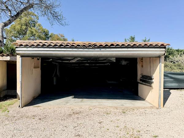 Marignane - Magnifique villa de 5 pièces de 185 m² environ dont une dépendance avec garage, atelier et piscine sur une parcelle de 1667 m²