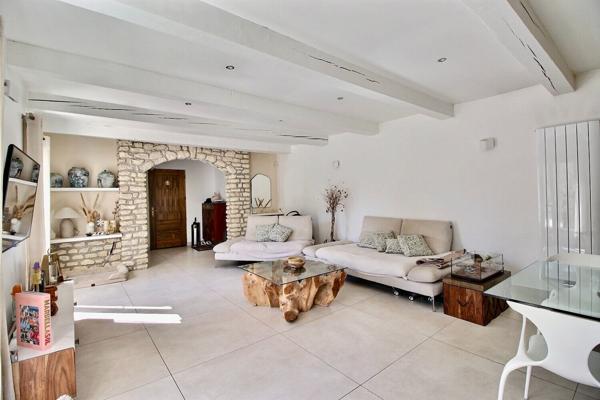 Marignane - Magnifique villa de 5 pièces de 185 m² environ dont une dépendance avec garage, atelier et piscine sur une parcelle de 1667 m²