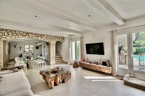 Marignane - Magnifique villa de 5 pièces de 185 m² environ dont une dépendance avec garage, atelier et piscine sur une parcelle de 1667 m²