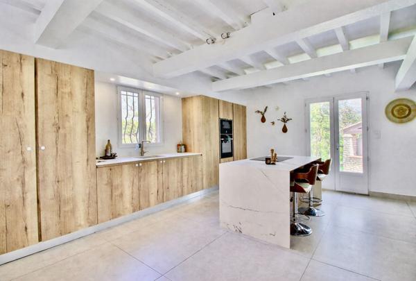 Marignane - Magnifique villa de 5 pièces de 185 m² environ dont une dépendance avec garage, atelier et piscine sur une parcelle de 1667 m²
