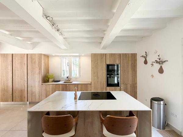 Marignane - Magnifique villa de 5 pièces de 185 m² environ dont une dépendance avec garage, atelier et piscine sur une parcelle de 1667 m²