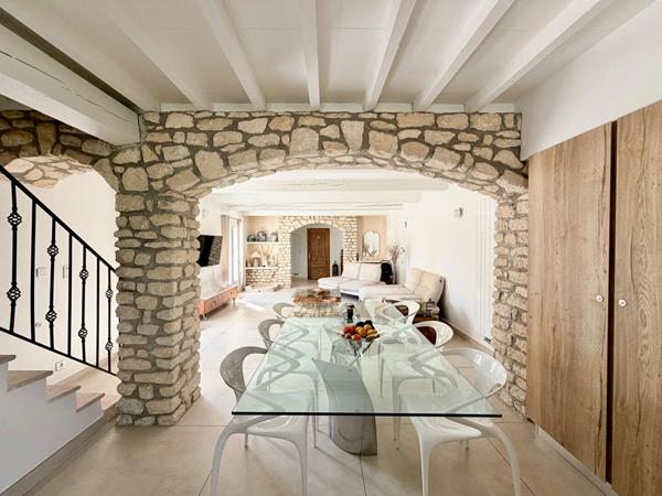 Marignane - Magnifique villa de 5 pièces de 185 m² environ dont une dépendance avec garage, atelier et piscine sur une parcelle de 1667 m²