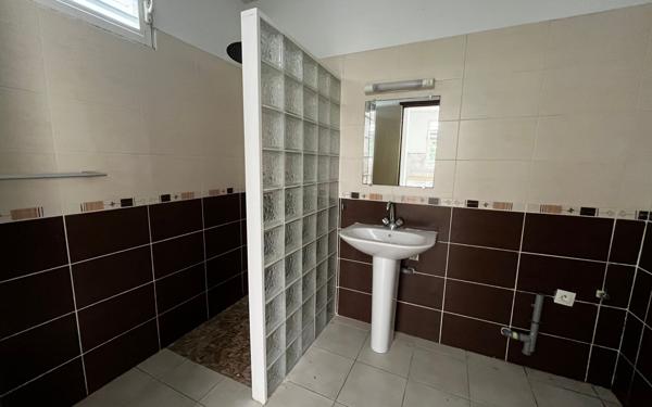 Immeuble à vendre    2 pièces • 42,71 m2 Matoury