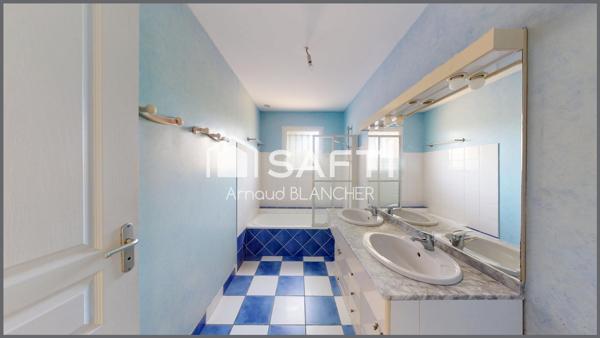 Pavillon plain-pied, quatre chambres, salle de bain, garage, jardin.