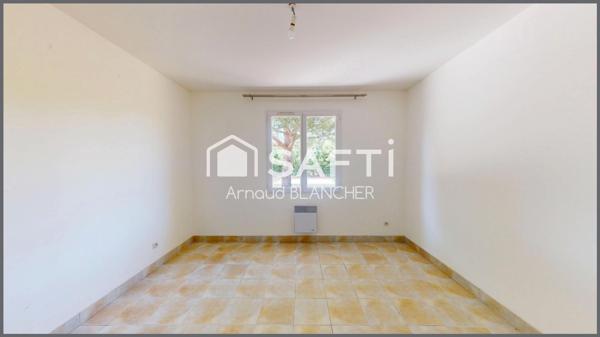 Pavillon plain-pied, quatre chambres, salle de bain, garage, jardin.