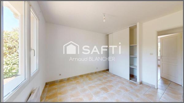 Pavillon plain-pied, quatre chambres, salle de bain, garage, jardin.