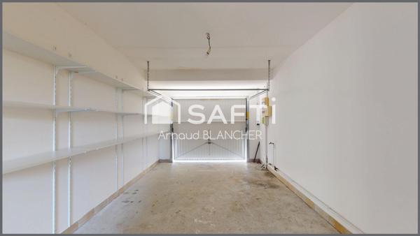 Pavillon plain-pied, quatre chambres, salle de bain, garage, jardin.