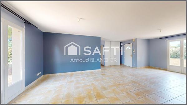 Pavillon plain-pied, quatre chambres, salle de bain, garage, jardin.