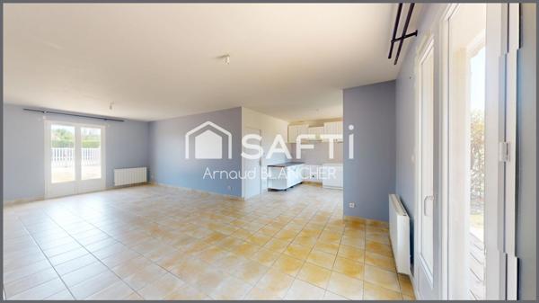 Pavillon plain-pied, quatre chambres, salle de bain, garage, jardin.