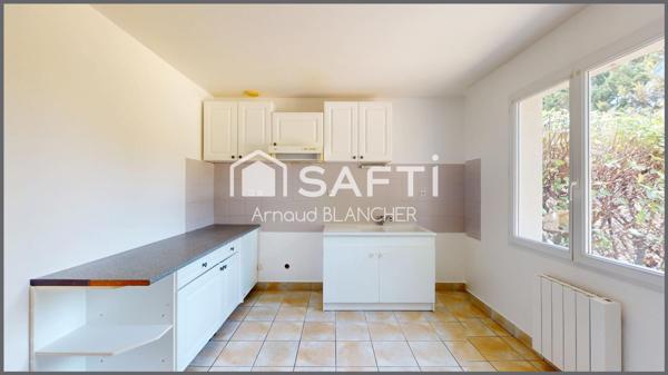 Pavillon plain-pied, quatre chambres, salle de bain, garage, jardin.
