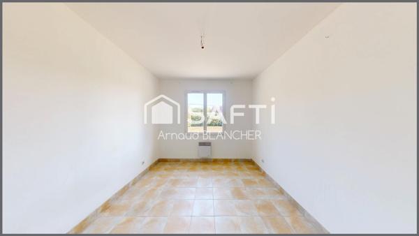 Pavillon plain-pied, quatre chambres, salle de bain, garage, jardin.