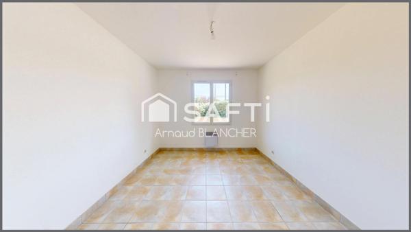 Pavillon plain-pied, quatre chambres, salle de bain, garage, jardin.
