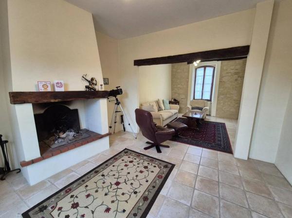 Maison Spacieuse à Saramon avec Cheminée et Jardin Clôturé