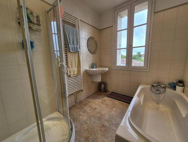 Maison Spacieuse à Saramon avec Cheminée et Jardin Clôturé